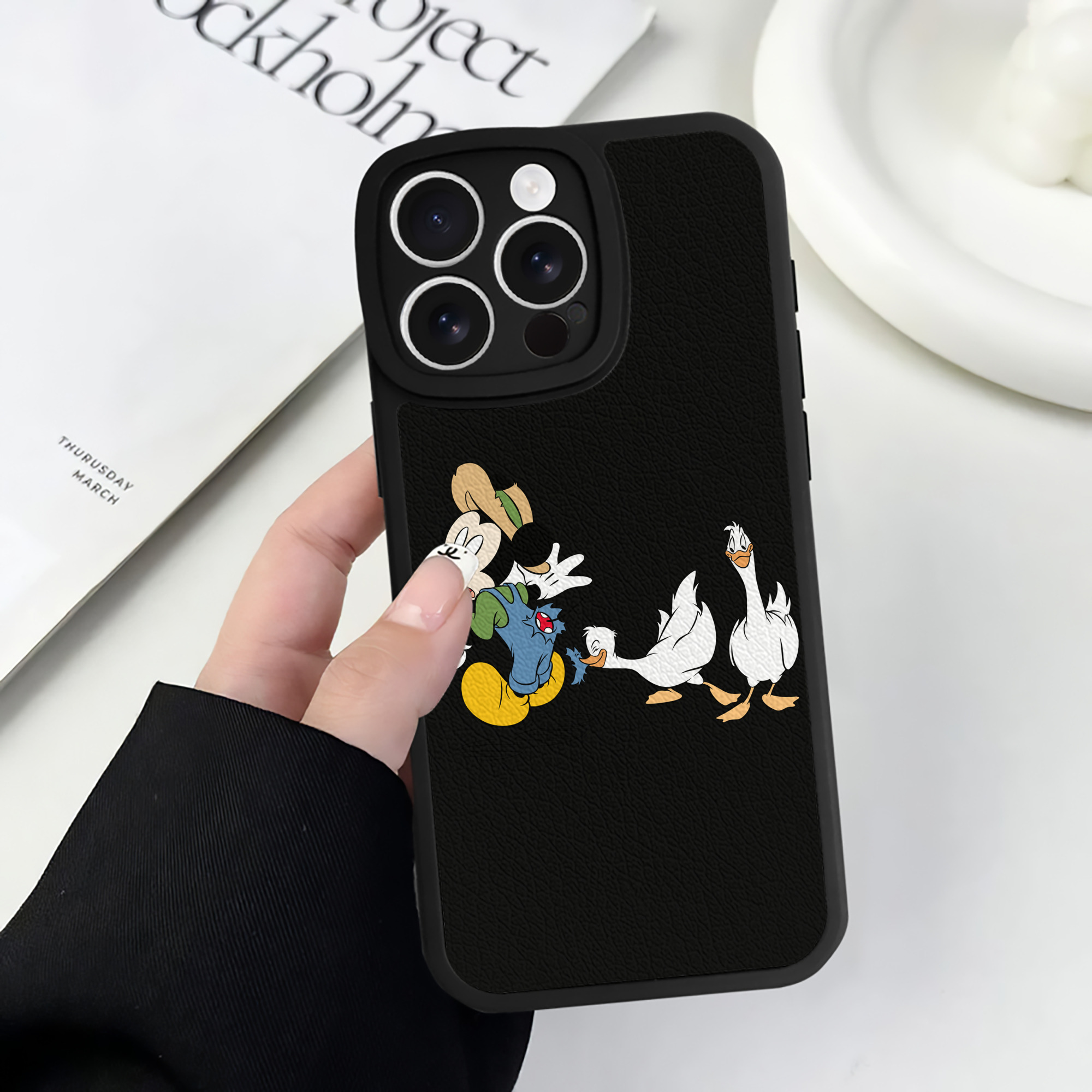 （画像用） ミッキーマウス Mickey Mouse 【iPhone 16シリーズ対応】シリコンスマホケース（レザー調） 材質：シリコン